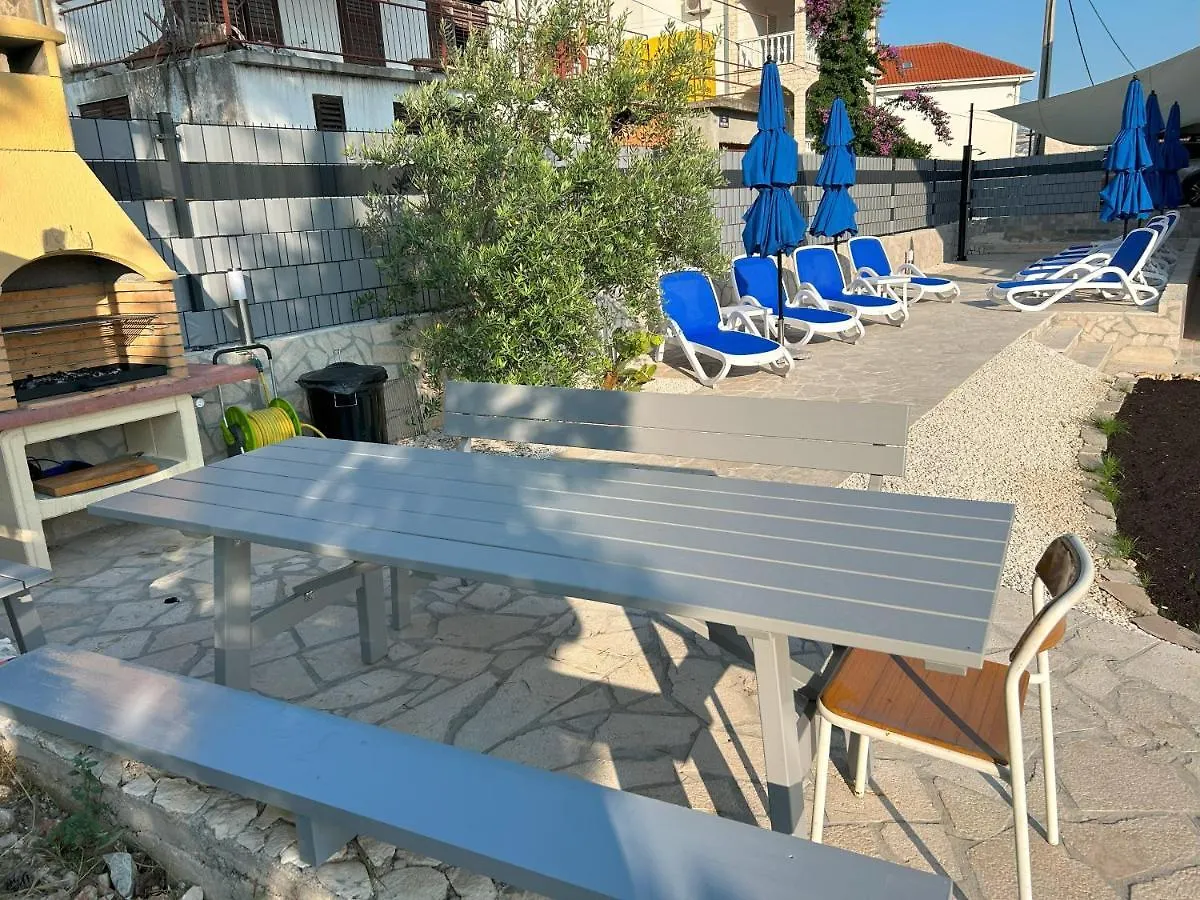 Apartments Antonella 特罗吉尔