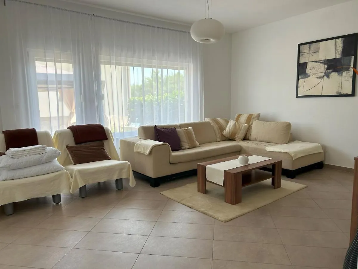 Apartments Antonella 特罗吉尔