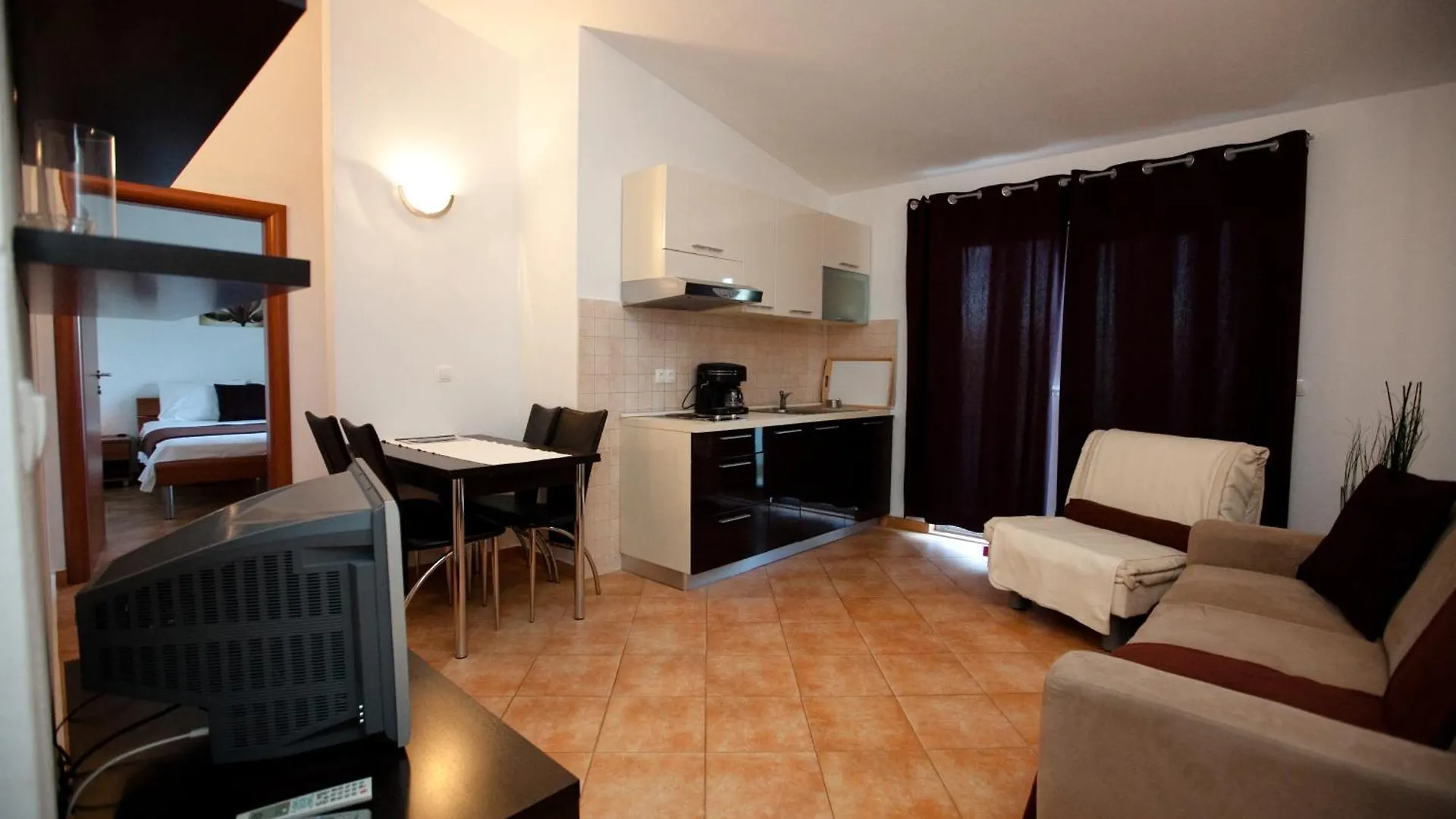 Apartments Antonella 特罗吉尔